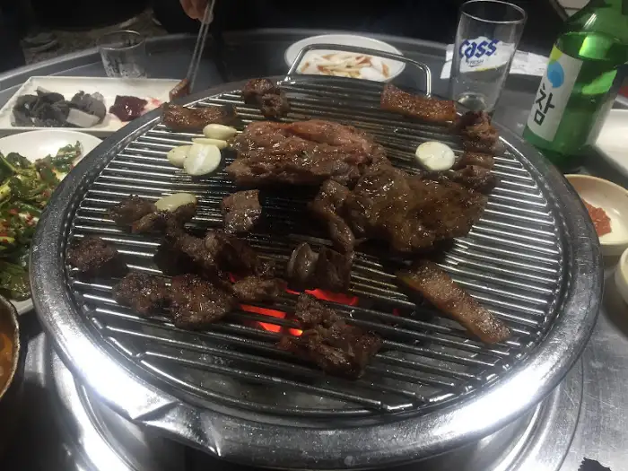 다양한 종류의 고기가 구워지고 있는 불판