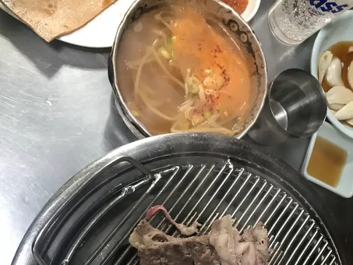 테이블에 차려진 찌개와 반찬들