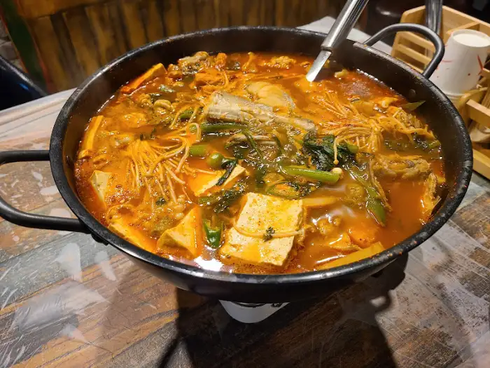 얼큰한 국물의 찌개 요리