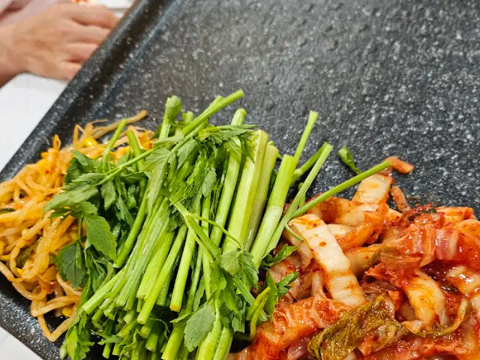 두툼한 꽃삼겹살과 볶음김치, 콩나물