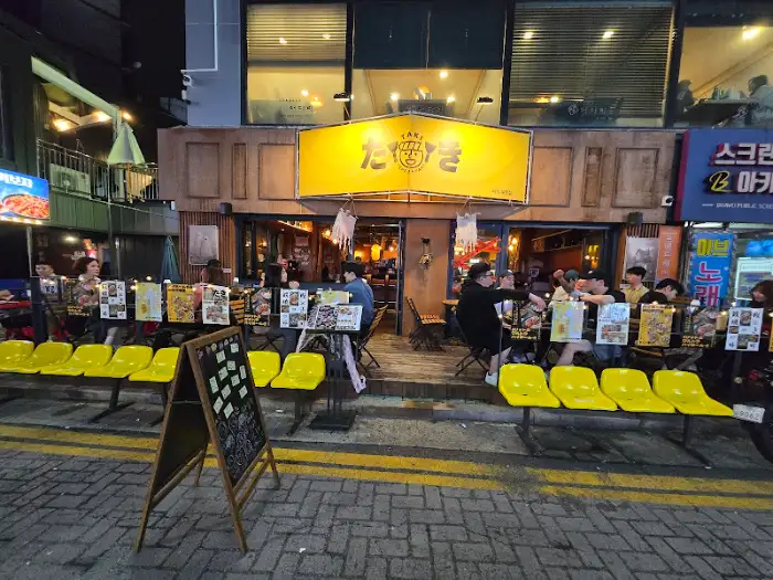부평 테마의 거리 외관 (노란색 간판 가게)