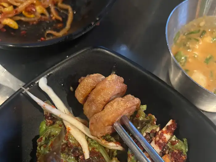 앞 접시에 막창과 쌈 채소가 담겨 있는 모습