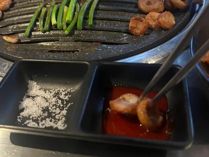 막창을 소스에 찍어 먹는 모습