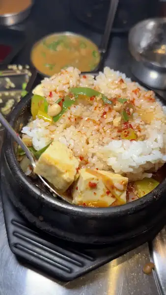 뚝배기 비빔밥의 클로즈업 모습
