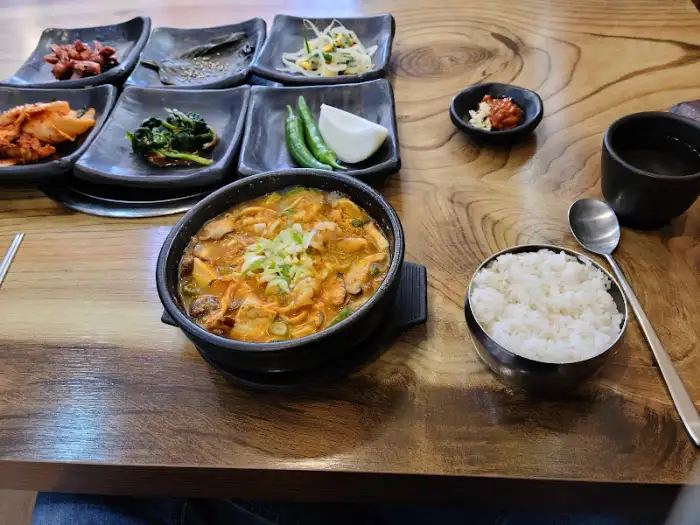 김치찌개와 밥, 그리고 밑반찬이 차려진 모습