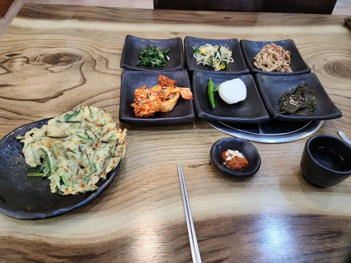 김치찌개와 밥, 그리고 식혜가 놓인 상차림