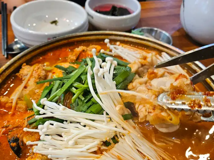 집게로 알과 곤이를 건져 올리는 모습