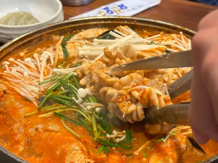 알전골 국물에 젖은 팽이버섯과 채소