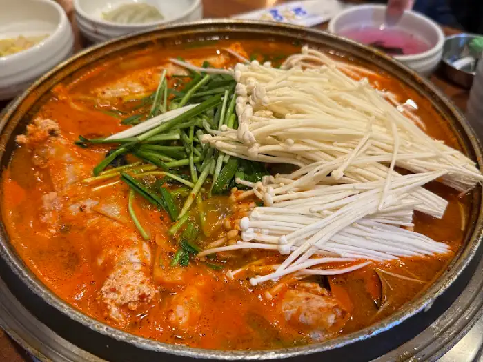 전체적인 알전골 모습, 다양한 재료가 섞여 있음