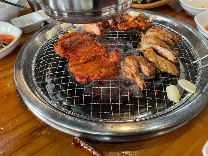 숯불 위에 구워지는 닭갈비