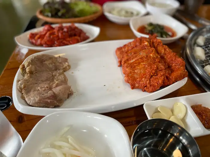 플레이팅된 닭갈비와 곁들임 메뉴