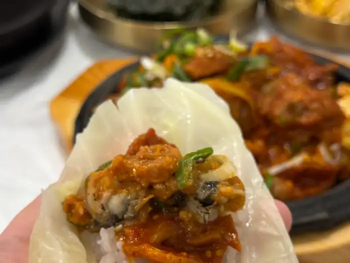 상추쌈에 쭈꾸미와 밥을 싸 먹는 모습