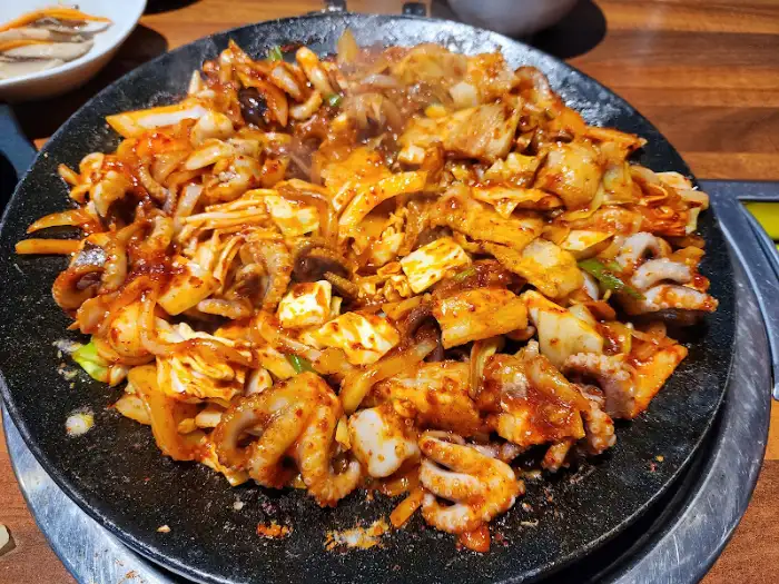 철판 삼겹 쭈꾸미가 볶아지고 있는 모습