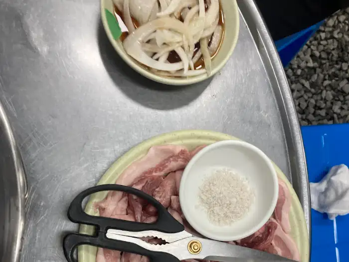뒷고기, 가위, 소금