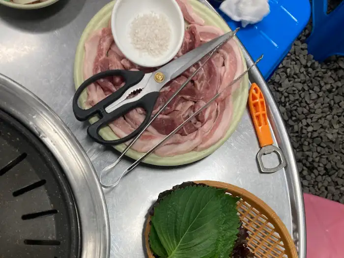 뒷고기, 쌈 채소, 병따개