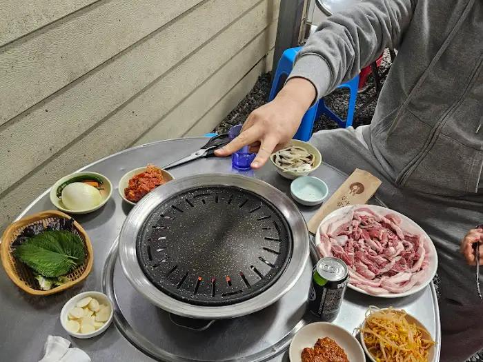 테이블 세팅과 뒷고기