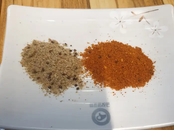 두 가지 맛의 가루 양념, 하나는 갈색, 하나는 주황색