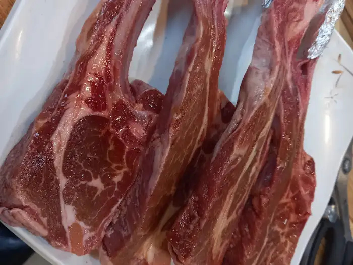 두툼한 양갈비, 뼈째로 준비된 모습