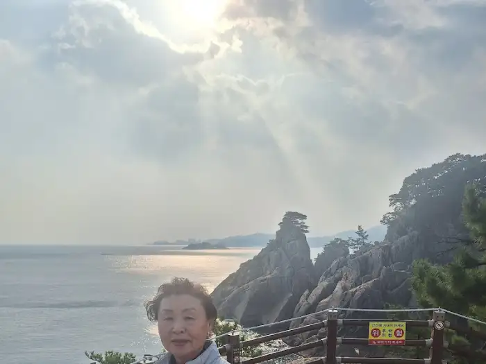 해안 풍경을 배경으로 한 인물 사진