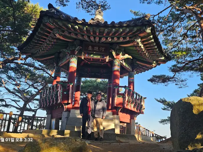 전통 양식의 정자와 주변 풍경