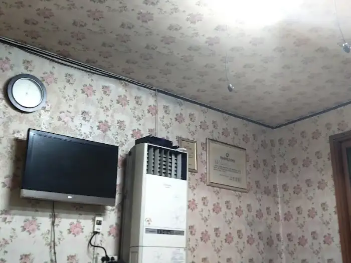 가게 내부 벽과 시계