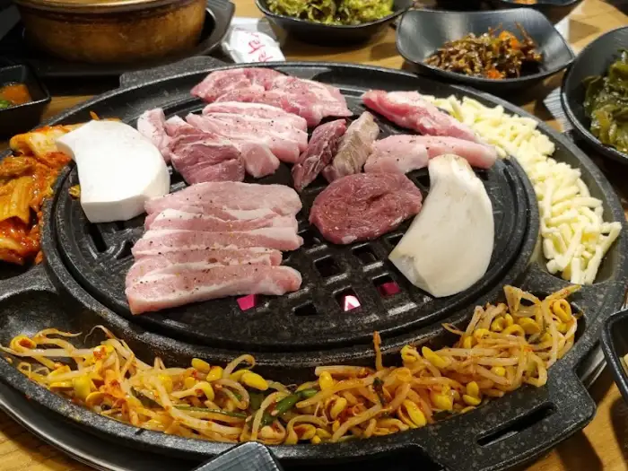 숯불 위에서 익고 있는 두툼한 뒷고기
