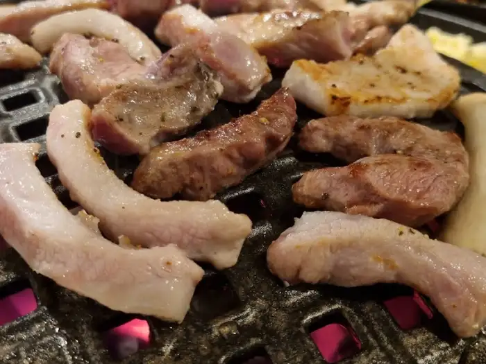 잘 익은 뒷고기 조각들