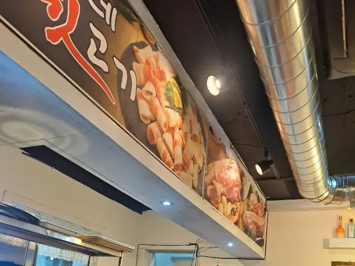 다양한 고기 부위를 보여주는 메뉴 사진