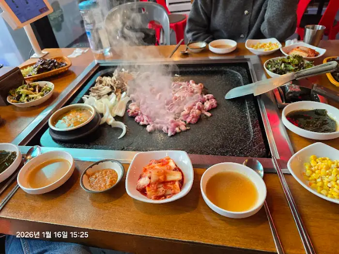 테이블에 차려진 음식들