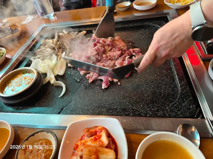 손이 오리고기를 뒤집고 있는 모습
