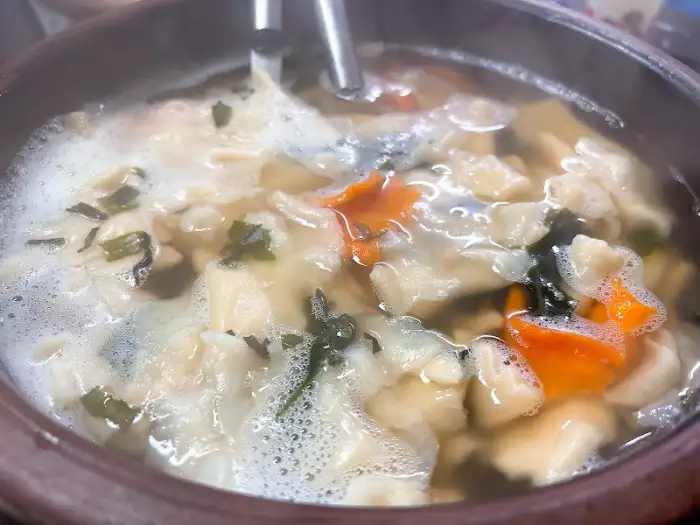뚝배기에 담긴 수제비의 근접 사진