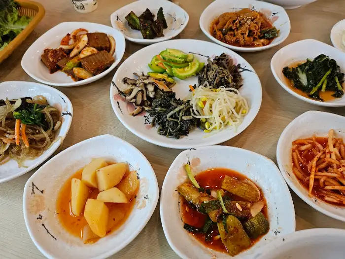 정갈하게 차려진 보리밥 정식 반찬들