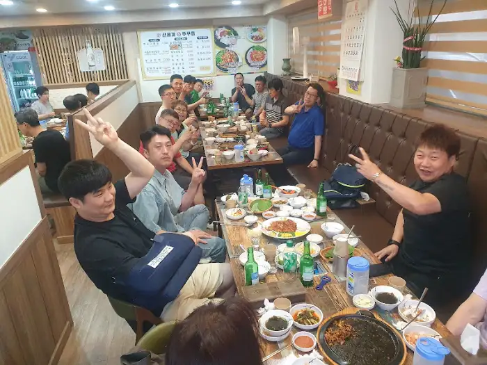 활기찬 식당 내부 모습