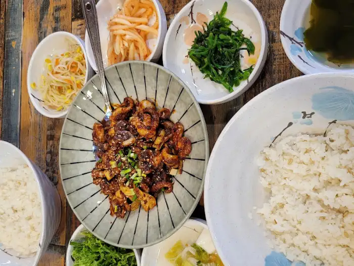 다양한 밑반찬과 밥, 쭈꾸미 요리