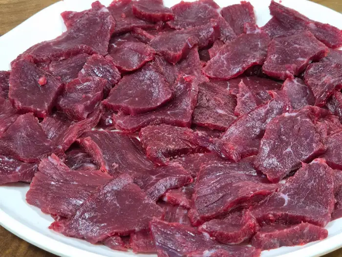 신선한 생고기 한 점 집어드는 모습