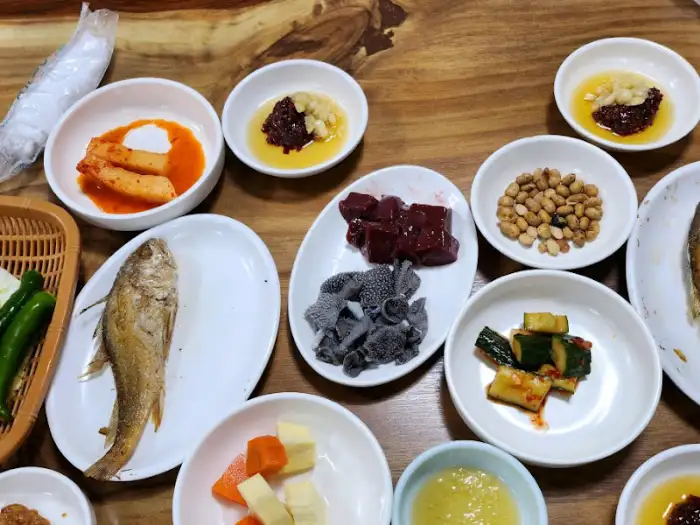 다양한 밑반찬과 메인 메뉴가 차려진 상차림
