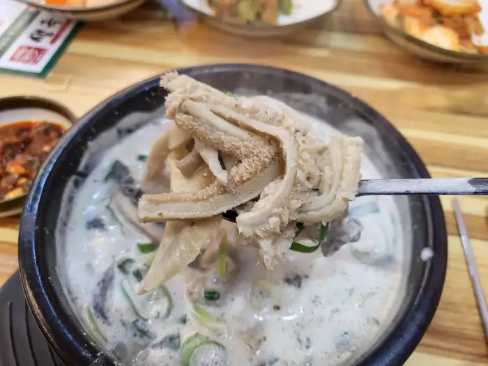 끓고 있는 생극해장국 뚝배기