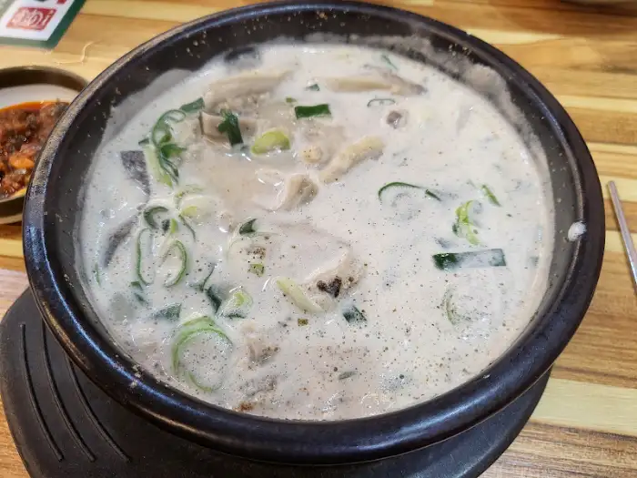 뽀얀 국물의 내장탕 뚝배기