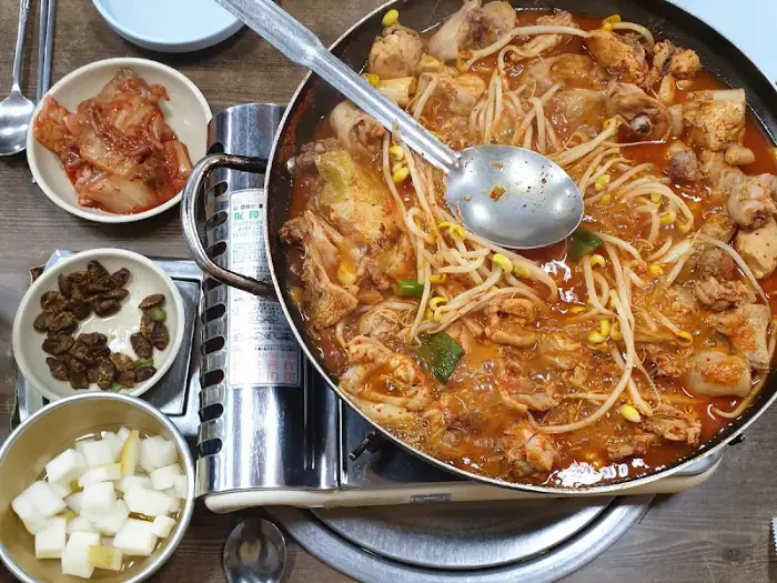 대복야식 닭볶음탕과 반찬