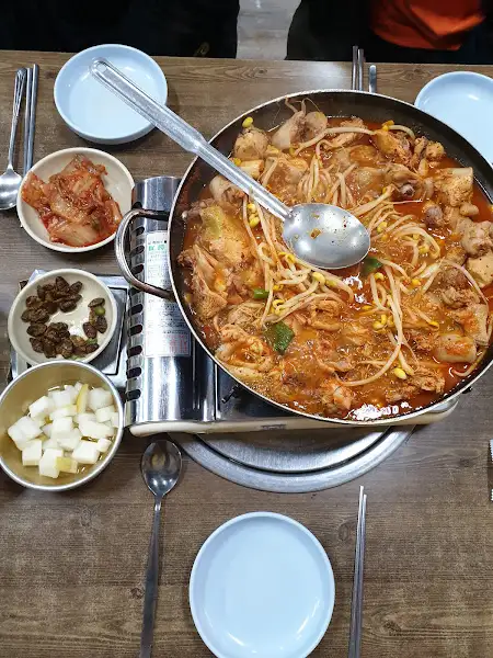 테이블 세팅과 닭볶음탕