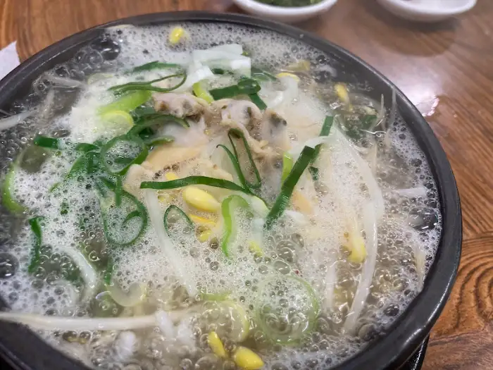 김이 모락모락 피어나는 콩나물국밥