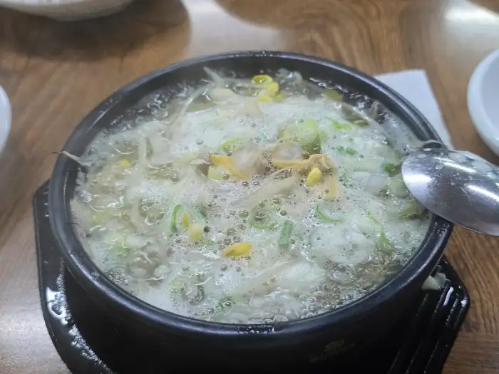 국물 맛을 음미하는 모습
