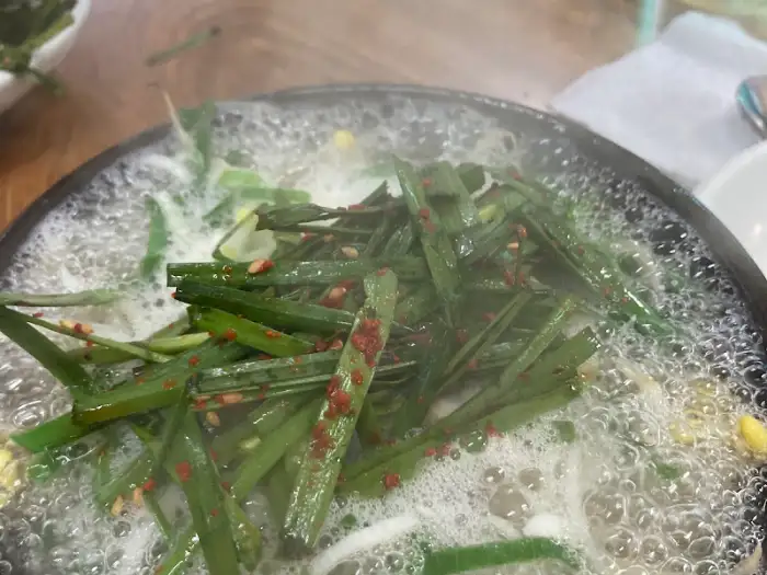 콩나물과 파가 어우러진 국밥 속 재료