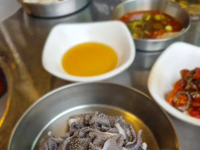 새하얀 소스와 함께 제공되는 푸짐한 양의 곱창