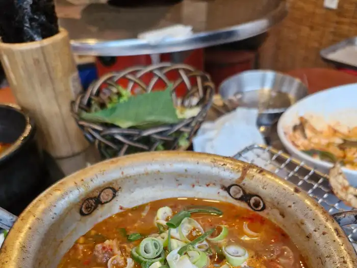 김치찌개 또는 선지국으로 추정되는 붉은 국물의 음식