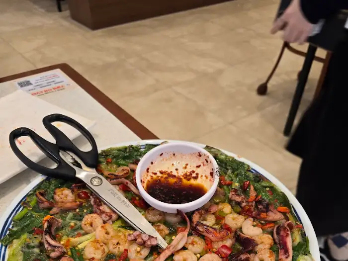 파전과 함께 나온 간장 소스 및 가위