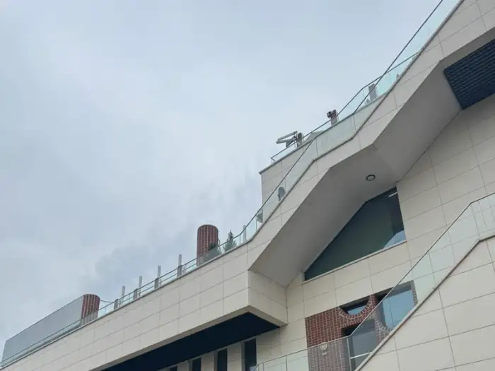 파르코니도 건물 외부 모습, 현대적인 디자인의 계단과 외벽이 보입니다.
