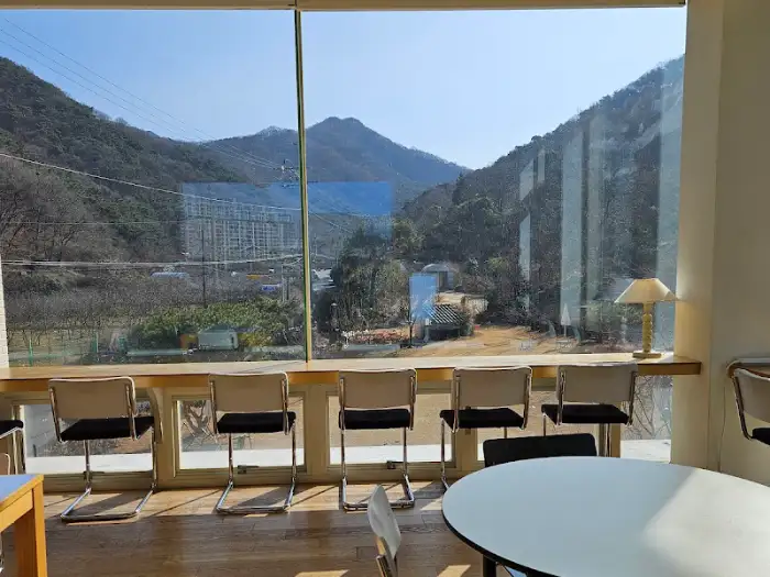 창가 바 좌석에서 바라본 산 풍경