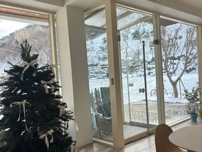 카페의 통창 너머로 보이는 눈 덮인 풍경