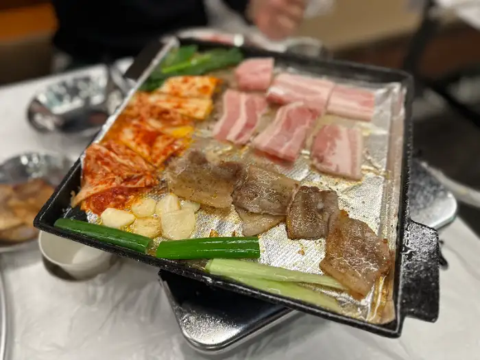 잘 익은 삼겹살과 김치